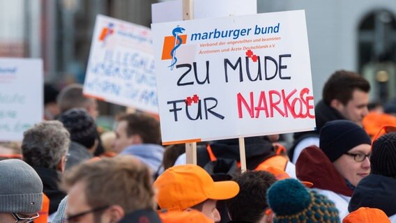 Das Bild zeigt eine Mediziner-Demonstration. © picture-alliance Foto: Julian Stratenschulte