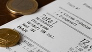 Eine Rechnung mit Mehrwertsteuer von einem gastronomischen Betrieb liegt auf einem Tisch. © dpa Foto: Michael Matthey