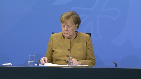Angela Merkel (CDU) an einem Rednerpult. © NDR 