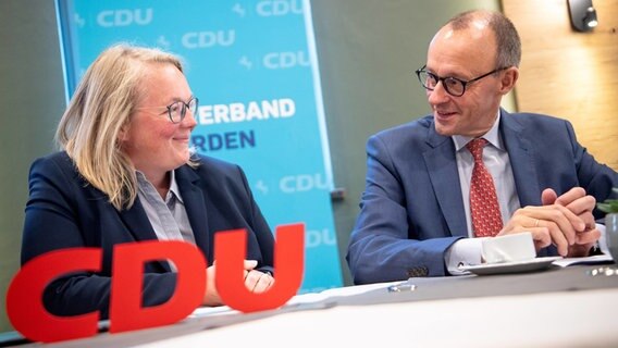 Hella Bachmann (CDU) und Friedrich Merz (CDU) sitzen nebeneinander. © dpa-Bildfunk Foto: Sina Schuldt