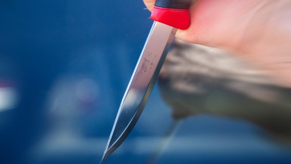 Nahaufnahme eines Messers in der Hand eines Mannes © picture alliance/CHROMORANGE/Udo Herrmann Foto: Udo Herrmann