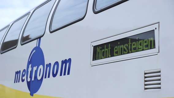Ein Metronom-Zug mit dem Hinweis "Nicht einsteigen". © picture alliance Foto: Caroline Seidel