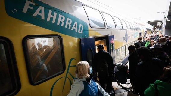 Viele Menschen stehen am Bahnsteig neben einem Zug. © picture alliance/dpa | Christian Charisius Foto: Christian Charisius