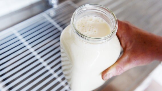 Milch in einem Glasgefäß. © picture alliance / dpa | Felix Kästle Foto: Felix Kästle