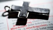 Kreuz auf einem Wörterbuch mit dem Wort Missbrauch. © picture alliance / Bildagentur-online/Ohde Foto: Bildagentur-online/Ohde