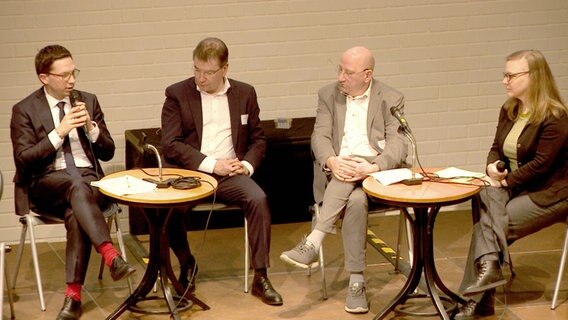 Wissenschaftsminister Falko Mohrs trägt rote Socken. Wissenschaftsminister Falko Mohrs trägt rote Socken. © NDR