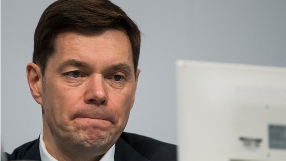 Alexej Mordaschow sitzt während der Hauptversammlung der Tui AG auf seinem Platz. © dpa Foto: Swen Pförtner