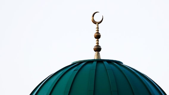 Ein Halbmond auf der Kuppel einer Moschee © picture alliance/Geisler-Fotopress Foto: Christoph Hardt