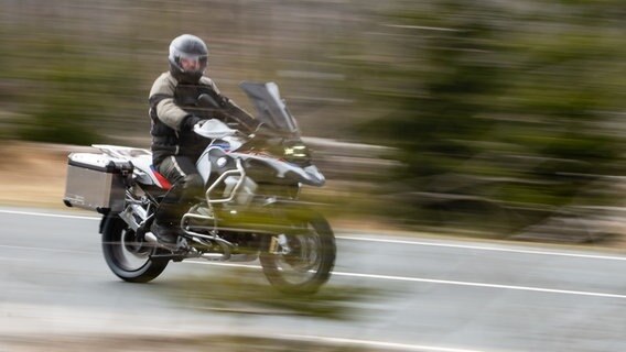 Ein Motorradfahrer ist auf einer Landstraße unterwegs. © picture alliance/dpa/Swen Pförtner Foto: Swen Pförtner