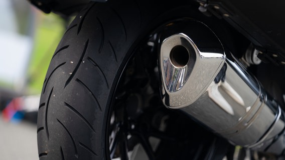 Der Auspuff eines Motorrads. © picture alliance/dpa Foto: Nicolas Armer