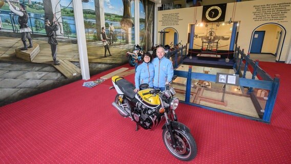 Horst Edler, Geschäftsführer Motorradmuseum, und seine Frau Petra stehen in der Glockengießerei im Glockenpalast. © picture alliance/dpa | Julian Stratenschulte Foto:  Julian Stratenschulte