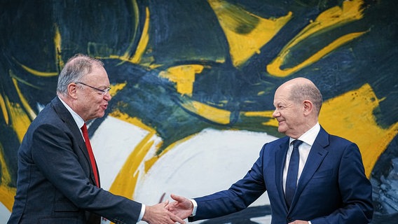 Niedersachsens Ministerpräsident Stephan Weil und Bundeskanzler Olaf Scholz geben sich die Hand. © dpa Bildfunk 