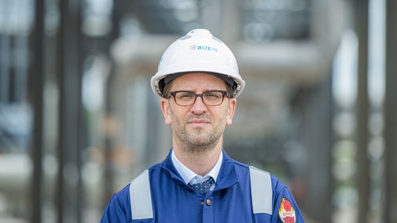 Klaus Müller, Präsident der Bundesnetzagentur, schaut während seiner Besichtigung des Astora Gasspeichers für ein Porträt in die Kamera. © picture alliance/dpa | Mohssen Assanimoghaddam Foto: Mohssen Assanimoghaddam