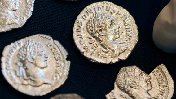 Römische Silbermünzen vom antiken Schlachtfeld im Kreis Northeim liegen in einem Etui. © dpa Foto: Frank May