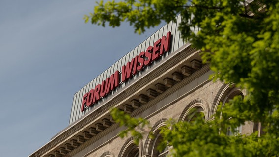 Blick auf den Schriftzug vom Forum Wissen der Universität Göttingen. © Swen Pförtner/dpa Foto: Swen Pförtner