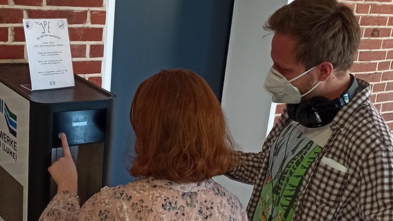 Reporter Jann-Jakob Loos mit einer Schülerin am Wasserspender an der JPE-Realschule in Winsen. Reporter Jann-Jakob Loos mit einer Schülerin am Wasserspender an der JPE-Realschule in Winsen.
