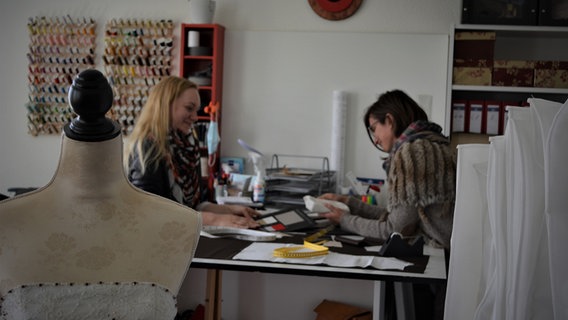 Eine Modedesignerin und eine Lehrerin an der JPE-Realschule in Winsen.  