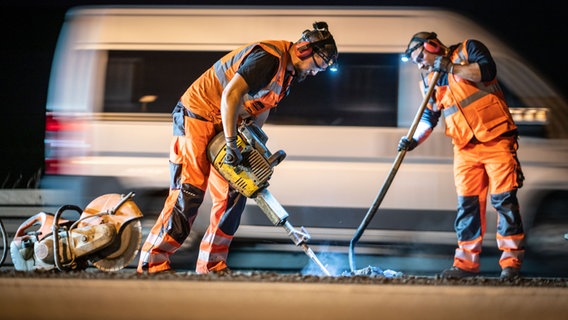 Zwei Arbeiter an einer Nachtbaustelle an der Autobahn. © picture alliance/dpa | Frank Rumpenhorst Foto: Frank Rumpenhorst