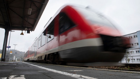 Ein Nahverkehrszug verlässt einen Bahnhof. © picture alliance/dpa/Bernd Thissen Foto: Bernd Thissen