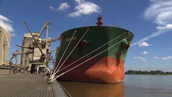 Ein großer Frachter legt an der Weser an. © NDR 