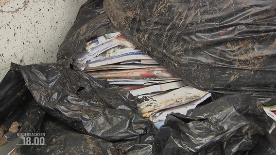 Ein Stapel an Briefen liegt in einem schwarzen Müllsäck. © NDR 