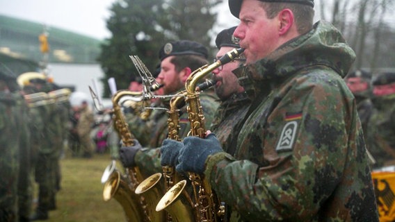 Soldaten beim Musizieren. © NDR 