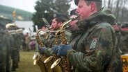 Soldaten beim Musizieren. © NDR 