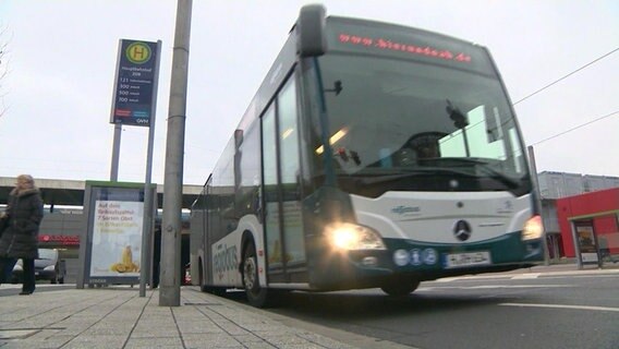 Ein Regiobus an einer Wartestelle. © NDR 