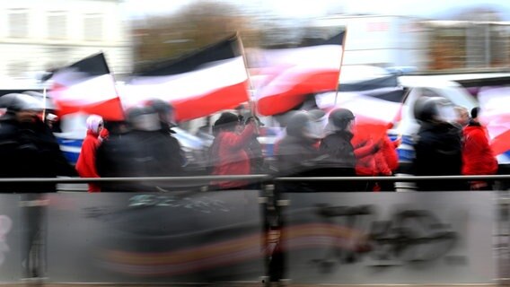 Teilnehmer einer rechtsextremen Demonstration werden von der Polizei durch die Stadt begleitet. © picture alliance / Hendrik Schmidt/dpa-Zentralbild/dpa | Hendrik Schmidt Foto: Hendrik Schmidt