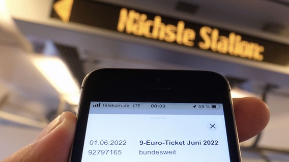 Ein Smartphone zeigt in einer S-Bahn das Neun-Euro-Ticket. © picture alliance/dpa | Sebastian Willnow Foto: Sebastian Willnow