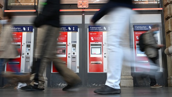 Menschen laufen an Fahrkartenautomaten der Deutschen Bahn vorbei. © picture alliance/dpa | Arne Dedert Foto: Arne Dedert