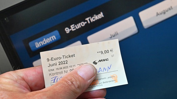 Eine Hand hält ein 9-Euro-Ticket in die Kamera. © picture alliance / SVEN SIMON | Frank Hoermann / SVEN SIMON Foto: Sven Simon