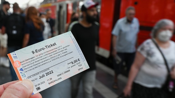 Eine Person hält ein 9-Euro-Ticket in der Hand. © picture alliance/dpa/Arne Dedert Foto: Arne Dedert