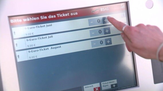 Auf einem Fahrkartenautomaten wird ein Neun-Euro-Ticket ausgewählt. © NDR 