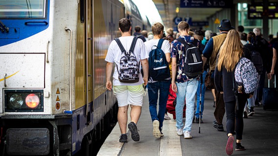 Reisende betreten an einem Bahnsteig im Hauptbahnhof Hannover eine Regionalbahn. © picture alliance/dpa Foto: Moritz Frankenberg