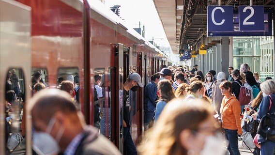 Fahrgäste steigen am Morgen in eine Regionalbahn der Deutschen Bahn am Hauptbahnhof Hannover. © picture alliance/dpa | Michael Matthey Foto: Michael Matthey