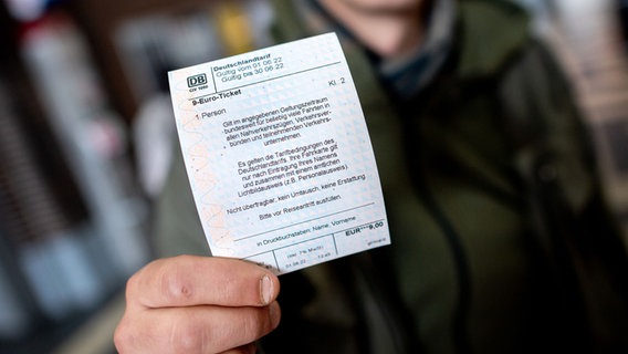 Ein junger Mann hält im Hauptbahnhof in Oldenburg ein 9-Euro-Ticket der Deutschen Bahn in der Hand. © picture alliance/dpa | Hauke-Christian Dittrich Foto: Hauke-Christian Dittrich