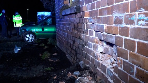 Eine Hauswand in Neustadt am Rübenberge ist beschädigt. Ein Auto war dagegen gefahren. © TeleNewsNetwork 