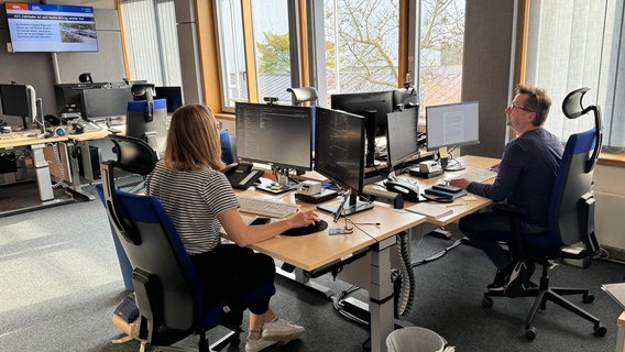Mitarbeiter arbeiten im Newsroom des NDR Landesfunkhaus Hannover. © NDR Foto: Marco Heuer