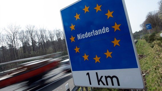 Ein Schild weist an der Autobahn 52 auf den Grenzübergang zu den Niederlanden hin. © picture alliance/dpa Foto: Federico Gambarini