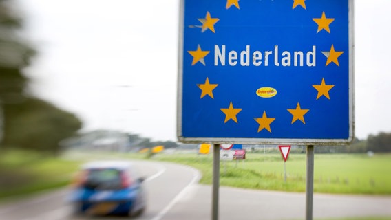 Nederland («Niederlande») steht auf einem Schild an der Grenze zwischen den Niederlanden und Deutschland. © picture alliance/dpa Foto: Friso Gentsch