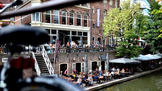 Besucher sitzen auf den Terrassen verschiedener Restaurants an der Oudegracht im Zentrum der Stadt Utrecht © picture alliance / Hauke-Christian Dittrich | Hauke-Christian Dittrich Foto: Hauke-Christian Dittrich