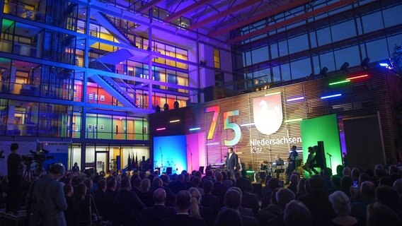 Blick auf die Bühne bei einer Gala zum 75. Landesgeburtstag des Bundeslandes Niedersachsen in der Landesvertretung Niedersachsens. © dpa-Bildfunk Foto: Jörg Carstensen