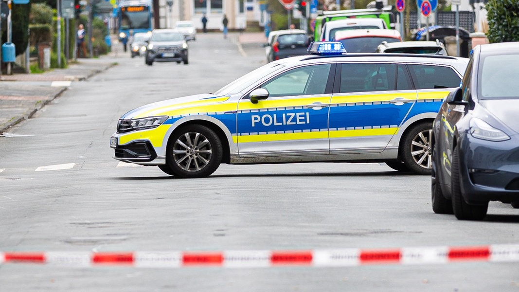 Die Polizei hat die Friedrichstraße in Nienburg gesperrt. Bei einem Polizeieinsatz wurde ein 46 Jahre alter Mann tödlich, eine Beamtin schwer verletzt.
