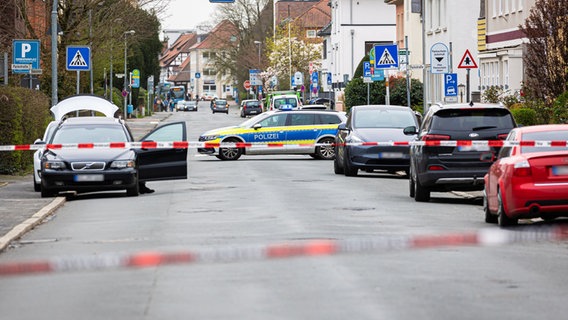 Die Polizei hat die Friedrichstraße in Nienburg gesperrt. Bei einem Polizeieinsatz wurde ein 46 Jahre alter Mann tödlich, eine Beamtin schwer verletzt. © Moritz Frankenberg/dpa Foto: Moritz Frankenberg
