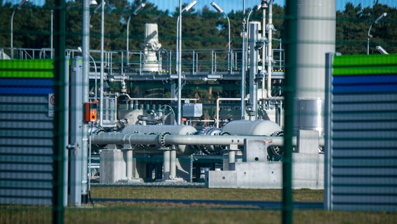 Blick auf Rohrsysteme und Absperrvorrichtungen in der Gasempfangsstation der Ostseepipeline Nord Stream 2. © Stefan Sauer/dpa Foto: Stefan Sauer
