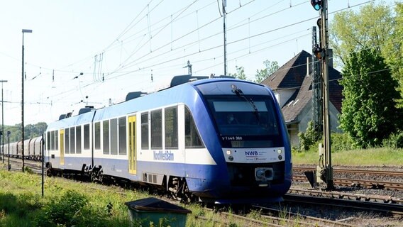 Ein Zug der Nordwestbahn steht auf den Schienen. © picture alliance/Jens Niering Foto: Jens Niering