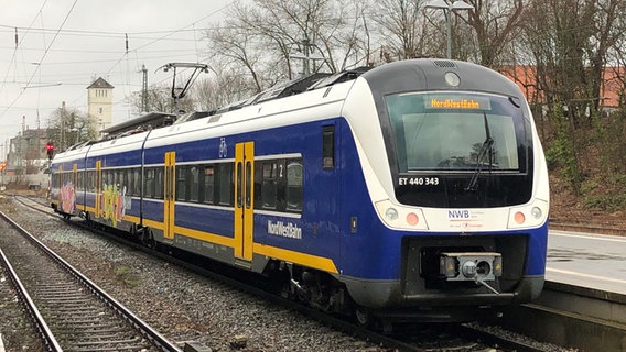 Ein Nordwestbahn steht in einem Bahnhof. © NDR Foto: Maren Momsen