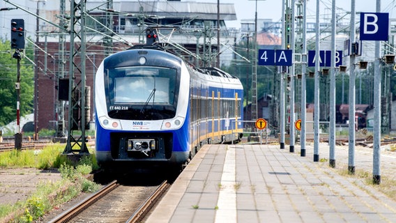 Eine Regio-S-Bahn der NordWestBahn verlässt den Hauptbahnhof in Oldenburg. © Hauke-Christian Dittrich/dpa +++ dpa-Bildfunk Foto: Hauke-Christian Dittrich