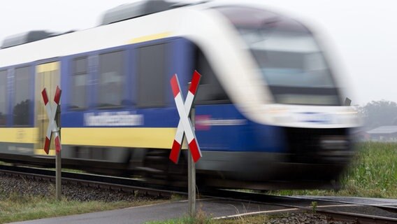 Eine Nordwestbahn fährt in Bersenbrück. © picture alliance / dpa Foto: Friso Gentsch